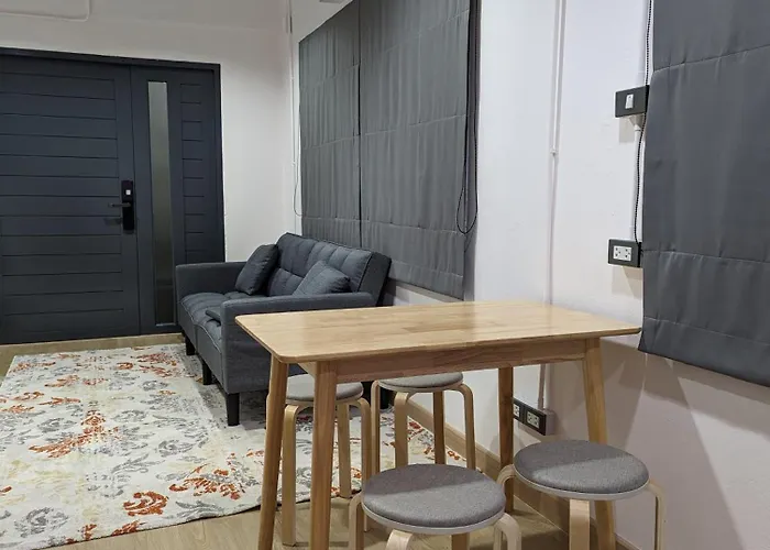 Vakantiehuis Cloud9 Hometel - Entire House 3br 170m To Bts Private Quiet & Comfy Bangkok