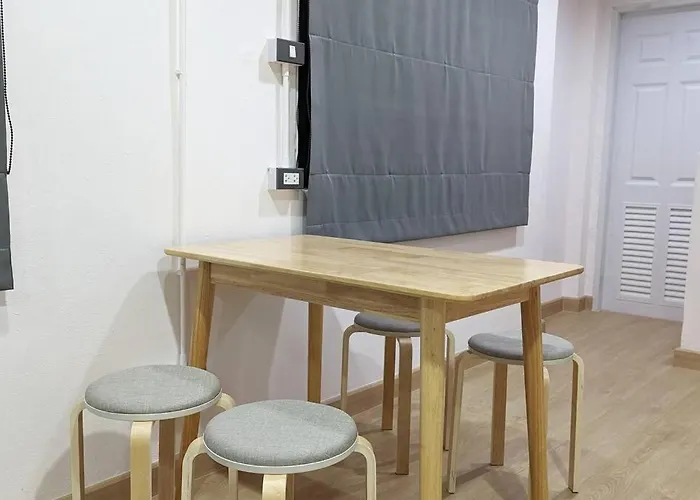 Vakantiehuis Cloud9 Hometel - Entire House 3br 170m To Bts Private Quiet & Comfy Bangkok