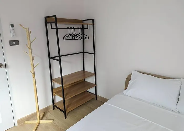 Vakantiehuis Cloud9 Hometel - Entire House 3br 170m To Bts Private Quiet & Comfy Bangkok