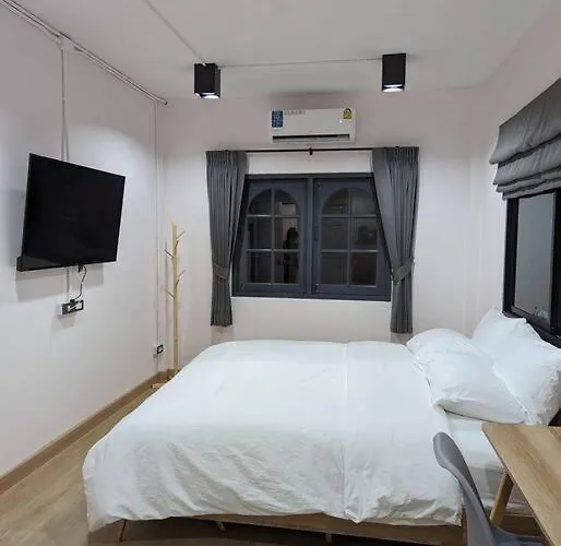 Vakantiehuis Cloud9 Hometel - Entire House 3br 170m To Bts Private Quiet & Comfy Bangkok