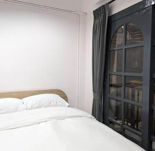 Vakantiehuis Cloud9 Hometel - Entire House 3br 170m To Bts Private Quiet & Comfy Bangkok