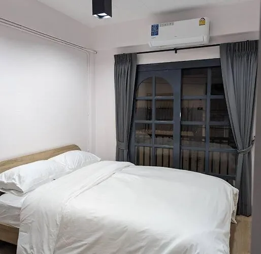 Vakantiehuis Cloud9 Hometel - Entire House 3br 170m To Bts Private Quiet & Comfy Bangkok
