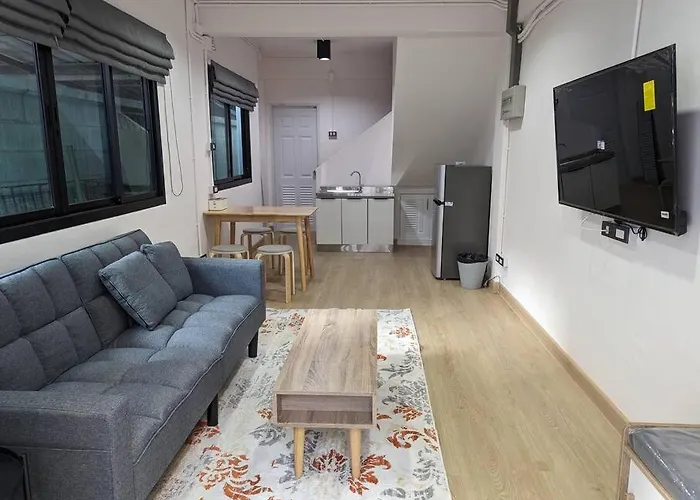 Vakantiehuis Cloud9 Hometel - Entire House 3br 170m To Bts Private Quiet & Comfy Bangkok
